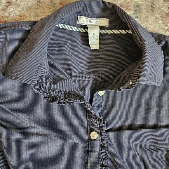 G.H. Bass & Co. Blue Striped Button up Shirt. With a lil ruffle. Size L - Picture 6 of 6